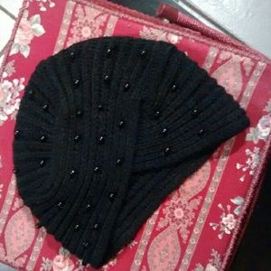 Turban like hat with small black pearls