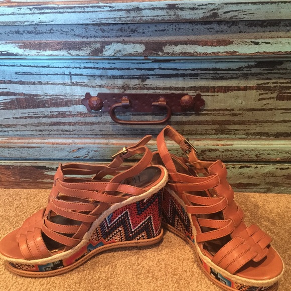 Open toed wedge