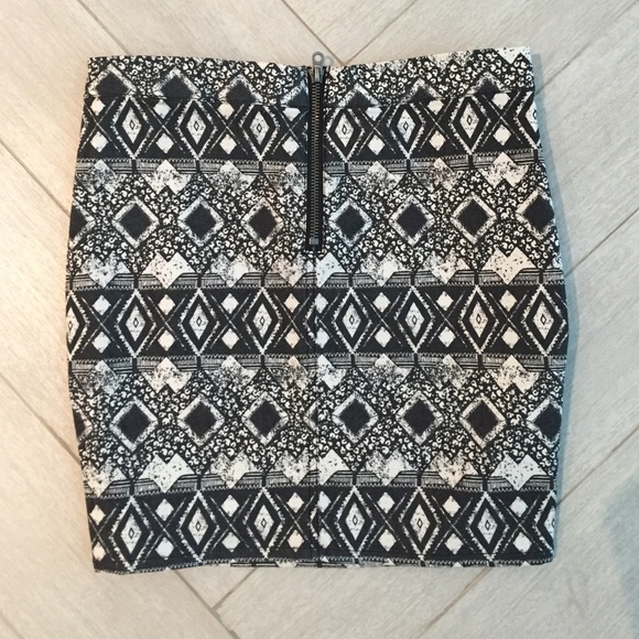 H&M High Waisted Print Skirt - Picture 2 of 3