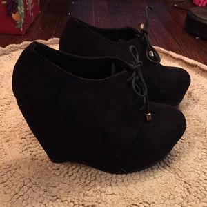 Black bootie wedges!!! ✨