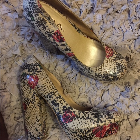 Faux Python printed heels - Picture 2 of 2