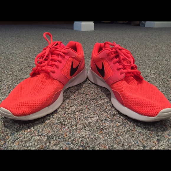 Size 9 WMNS HOT PINK NIKE ROSHE.