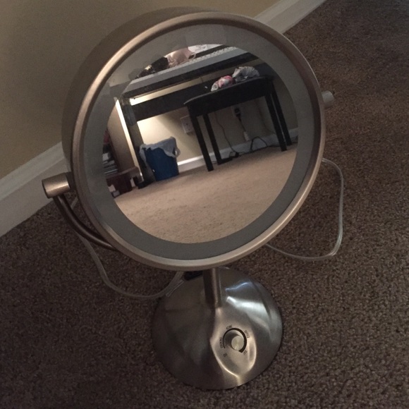 Light up makeup mirror