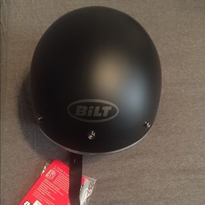 BiLT matte black motorcycle helmet BiLT matte black motorcycle helmet