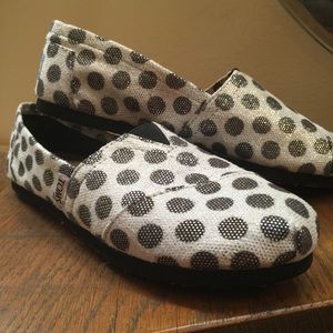 TOMS SHOES