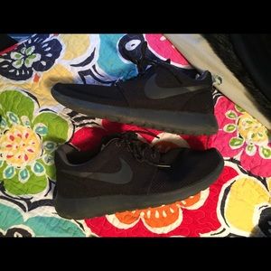 ALL BLACK NIKE ROSHE RUNS