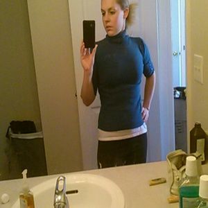 Blue form-fitting half sleeve turtleneck shirt