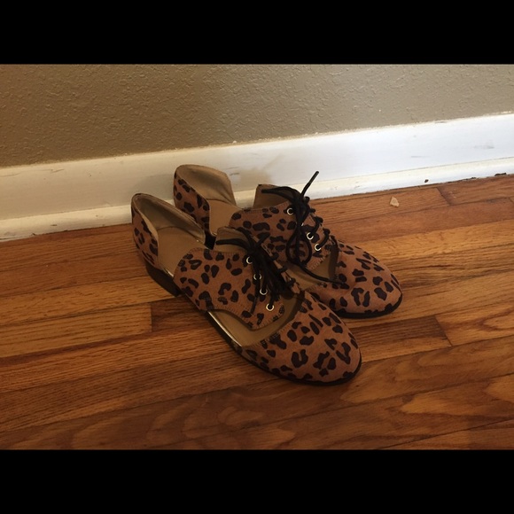 Super cute leopard cutout loafers