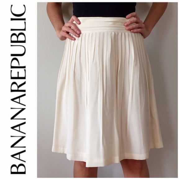Banana Republic Dresses & Skirts - Banana Republic Cream Silk Pleated Skirt