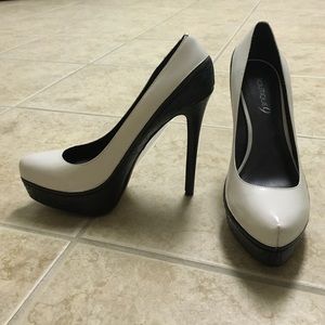 NWOT Boutique 9 black and white pumps