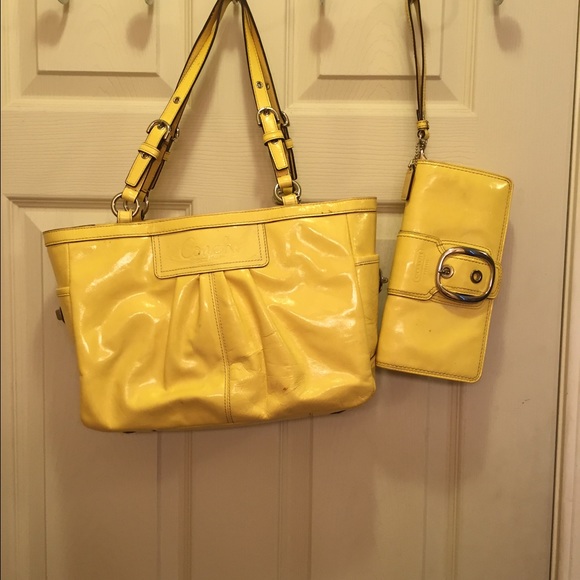 Authentic Coach bundle. Shoulder bag and wallet!