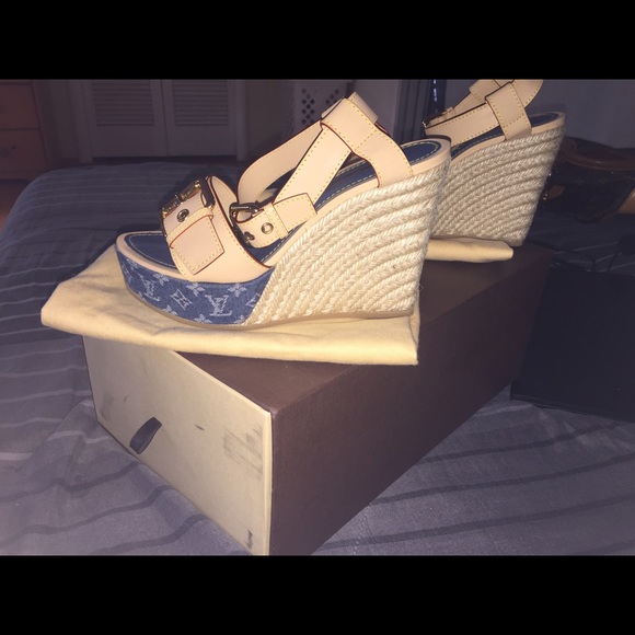Lady's Louis Vuitton platform sandal. - Picture 3 of 4