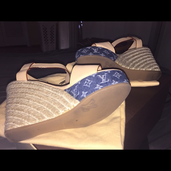 Lady's Louis Vuitton platform sandal. - Picture 4 of 4