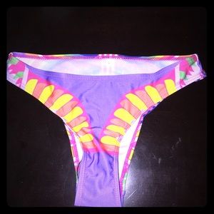 NWOT Beautiful bikini bottoms