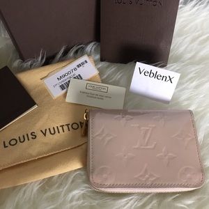 LOUIS VUITTON
Zippy Coin Purse