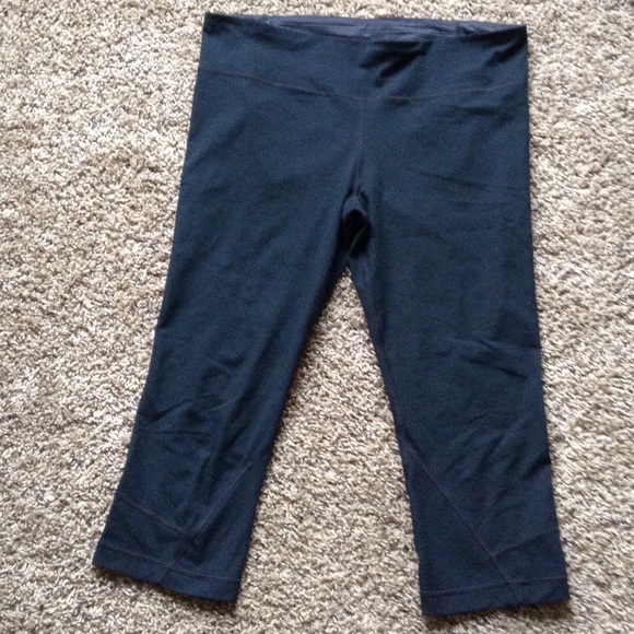 ✨ SOLD ✨ Under Armour capris - Picture 1 of 3