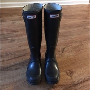 Hunter rain boots w/ wellie socks