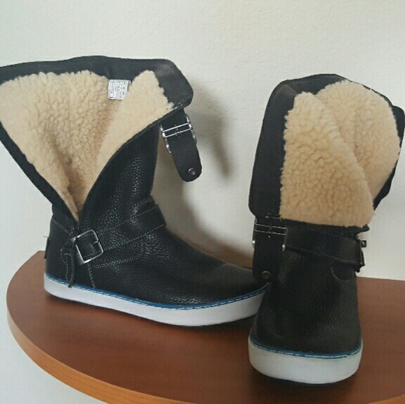 UGG Boots - Picture 2 of 4
