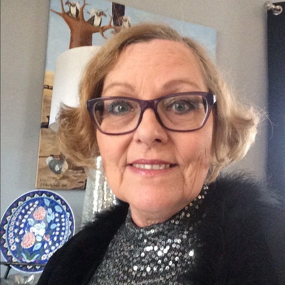 Meet your Posher, Sandra.   ALL OFFERS CONSIDERED! - Picture 3 of 4