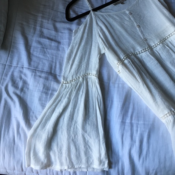 super cute white flowy sleeved dress - Picture 2 of 4