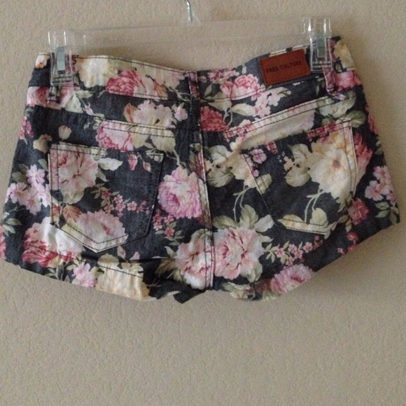 Floral shorts - Picture 3 of 3