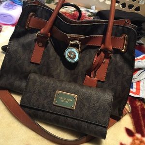 Michael Kors purse, wallet has been sold.