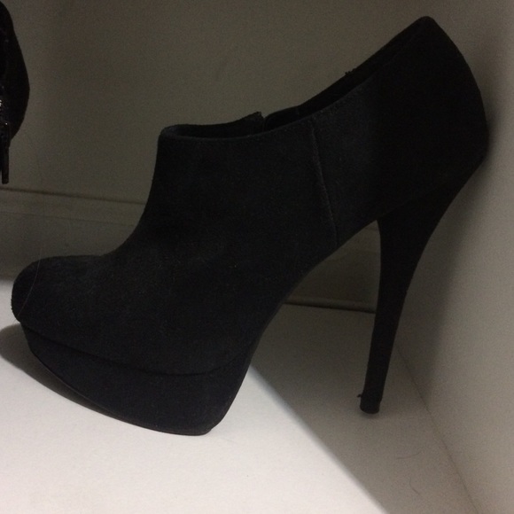 Black size 6 suede platform bootie. - Picture 2 of 4