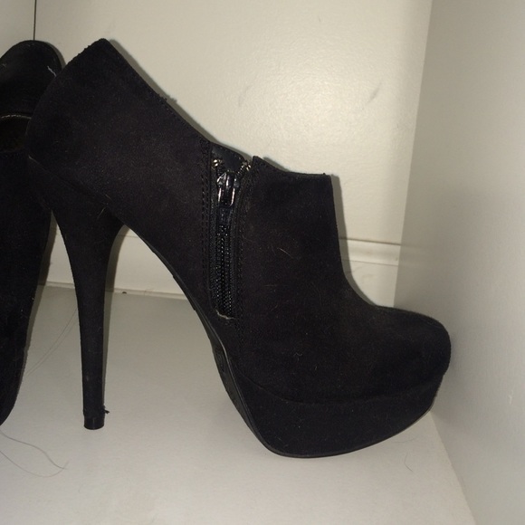 Black size 6 suede platform bootie. - Picture 4 of 4