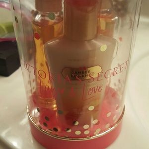 NWOT VS Amber Romace gift set!!