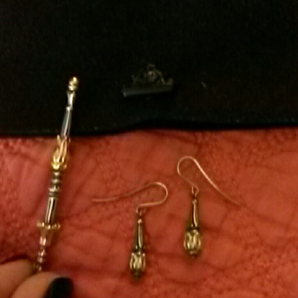 Pin & earring set