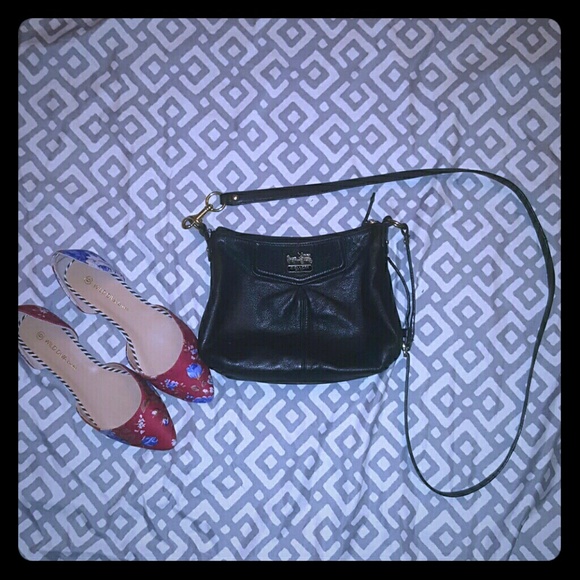 Coach Handbags - Coach leather crossbody bag.