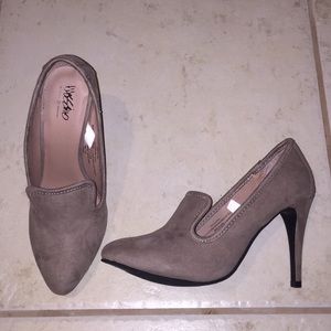 Taupe Suede like heels- new
