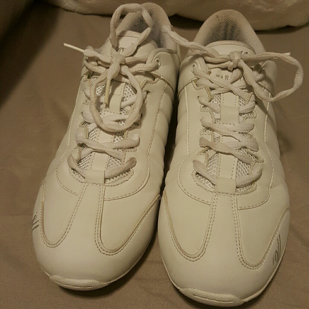 Cheerleading shoes