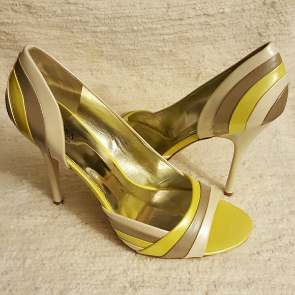 Guess Pumps - Picture 2 of 4