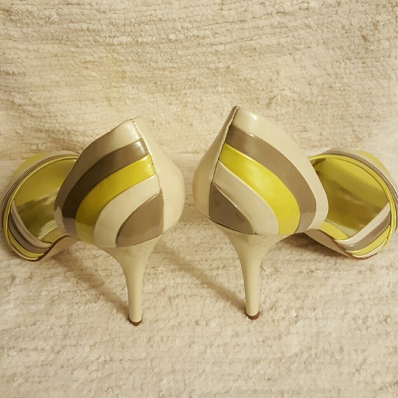 Guess Pumps - Picture 3 of 4
