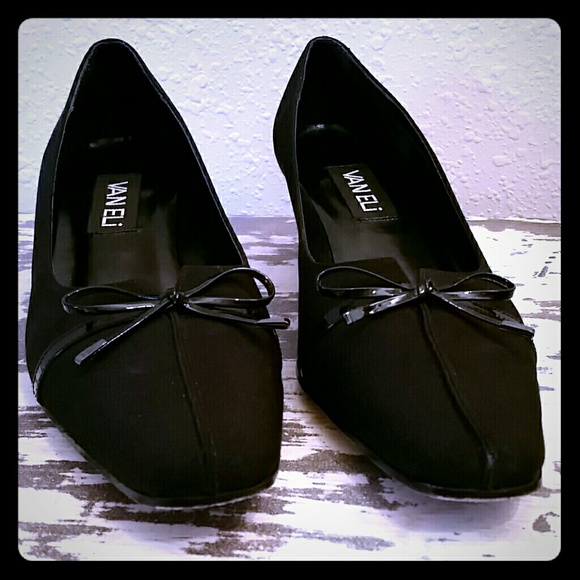 Van Eli Sz 7  Black kitten heel shoes