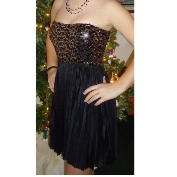 Cute black and gold dress!