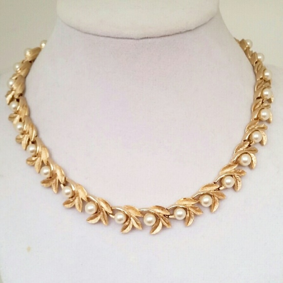 Vintage Jewelry - VINTAGE AVON GOLD TONE LEAF PEARL NECKLACE