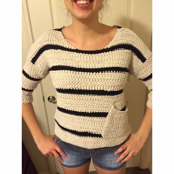 ⚠️️️SOLD⚠️Fuzzy black and white sweater