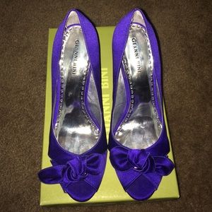 Cute purple heels, dainty and a pop of color!