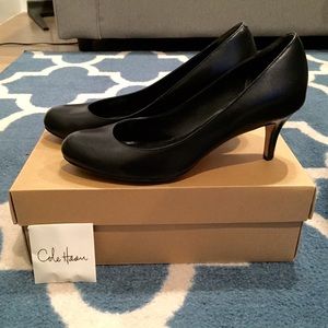 Beautiful COLE HAAN black leather pumps size 8.