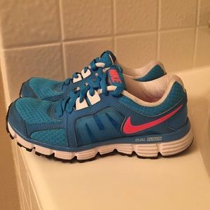Nike Dual Fusion ST2 Athletic Shoes