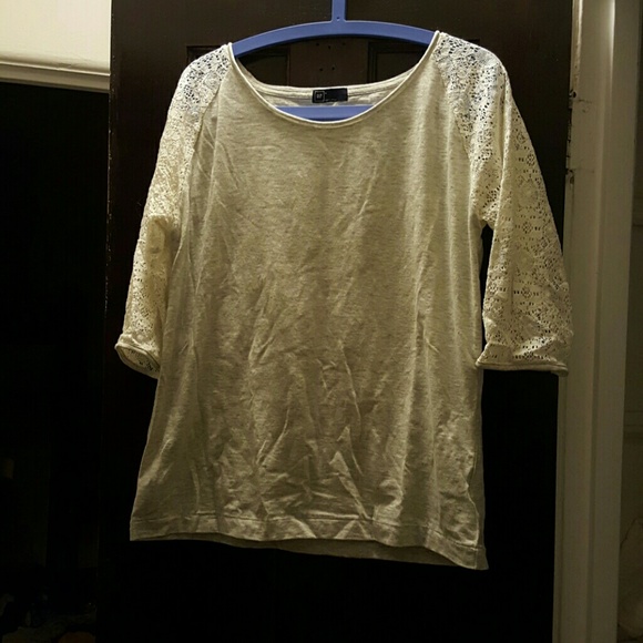 Heather gray and cream lace 3/4 GAP tee