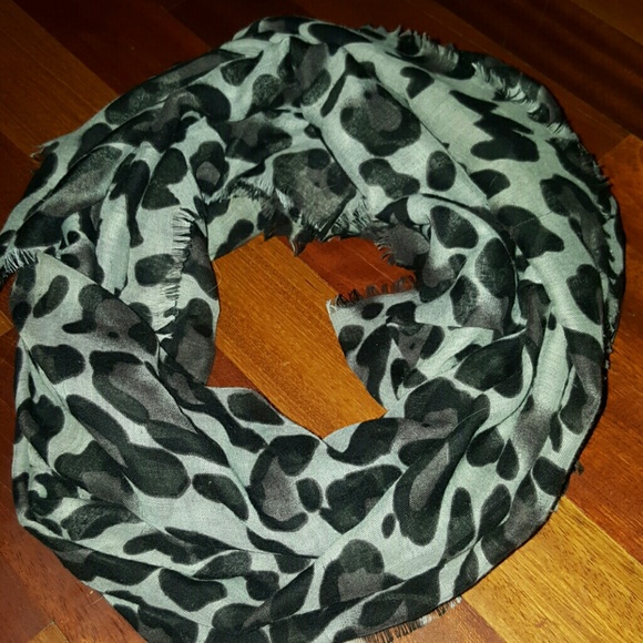 Black and gray leopard print scarf