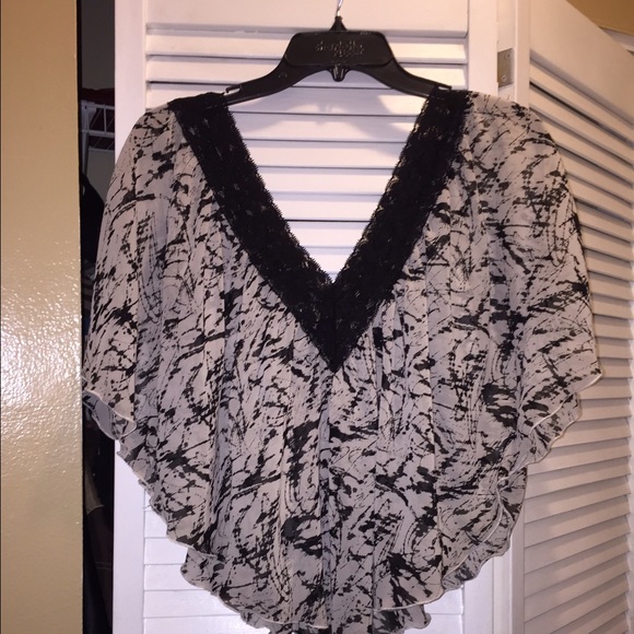 Cute flowy top.