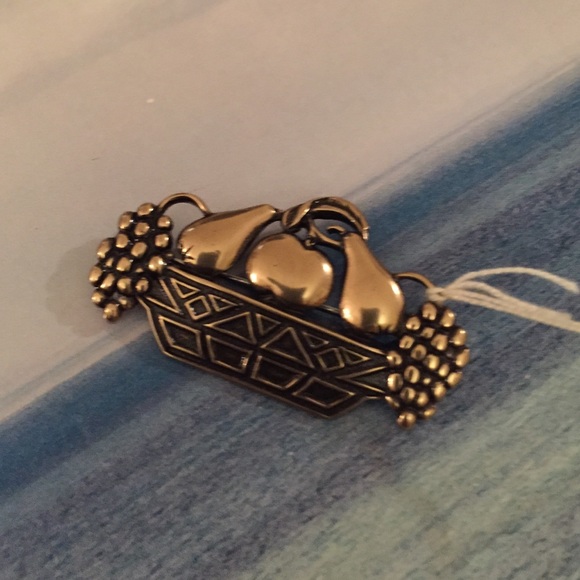 Jewelry - Vintage "Nieder" brooche