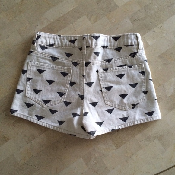 🚫SOLD🚫 White Black Triangle Print High Waist - Picture 2 of 4