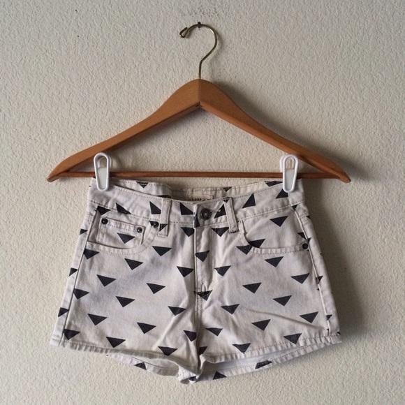 🚫SOLD🚫 White Black Triangle Print High Waist - Picture 3 of 4