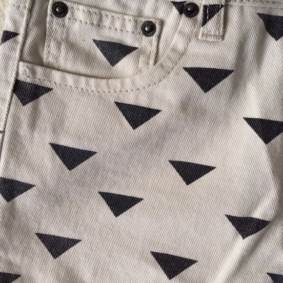 🚫SOLD🚫 White Black Triangle Print High Waist - Picture 4 of 4