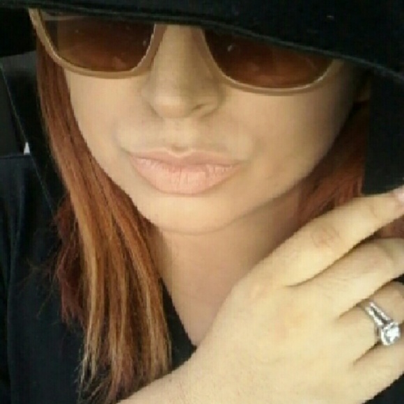 Meet your Posher, Mandi - Picture 3 of 3